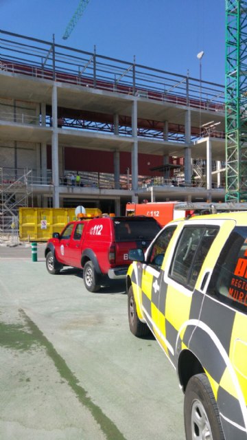 Servicios de emergencia acuden a sofocar un incendio declarado en las instalaciones de la empresa ElPozo, en Alhama de Murcia, Foto 4