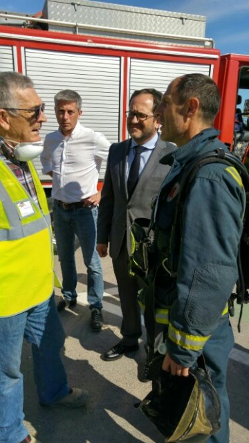 Servicios de emergencia acuden a sofocar un incendio declarado en las instalaciones de la empresa ElPozo, en Alhama de Murcia, Foto 5