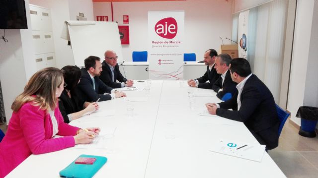 Reunión de Juan Hernández con miembros de AJE - 1, Foto 1