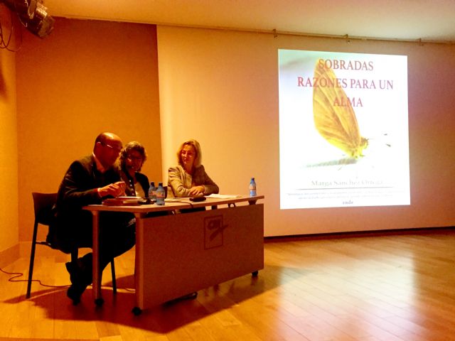 Presentado el libro de autoayuda Sobradas razones para el alma de la autora lorquina Marga Sánchez Ortega en el Aula de Cultura de Cajamurcia - 1, Foto 1