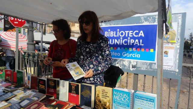The municipal library "Mateo Garca" goes to the weekly market to collect food in exchange for books for Caritas, Foto 3