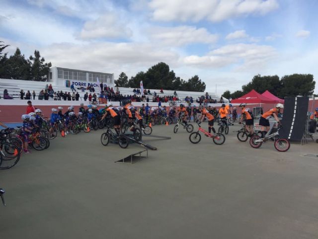 Éxito de participación en la presentación de las Escuelas de Ciclismo de Carretera en el Velódromo de Torre-Pacheco - 3, Foto 3