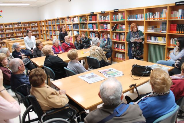 Los usuarios del Centro de Día, Club de Pensionistas y aula de Estimulación Cognitiva visitan la Biblioteca Municipal y la exposición dedicada a Lorca - 1, Foto 1