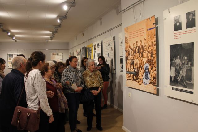 Los usuarios del Centro de Día, Club de Pensionistas y aula de Estimulación Cognitiva visitan la Biblioteca Municipal y la exposición dedicada a Lorca - 2, Foto 2