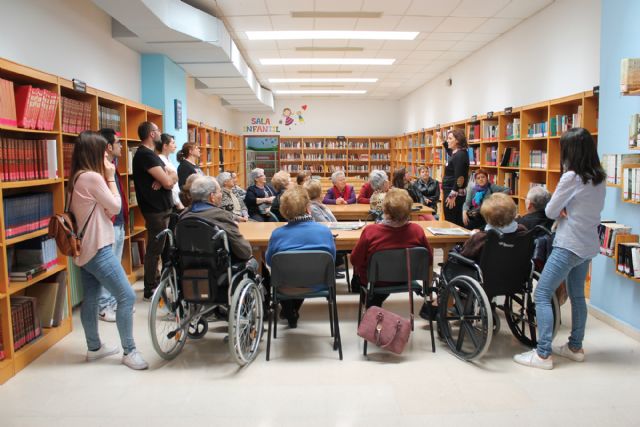 Los usuarios del Centro de Día, Club de Pensionistas y aula de Estimulación Cognitiva visitan la Biblioteca Municipal y la exposición dedicada a Lorca - 3, Foto 3