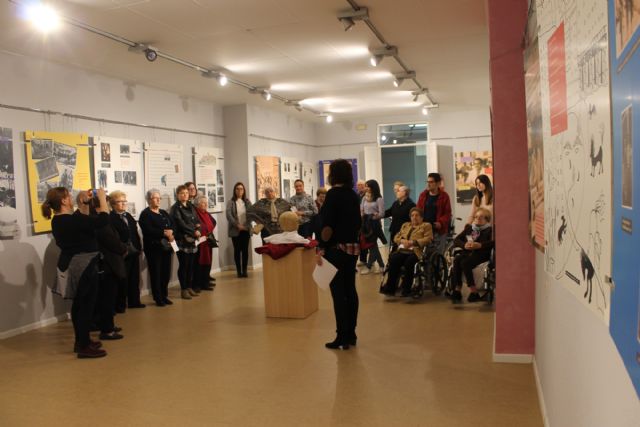 Los usuarios del Centro de Día, Club de Pensionistas y aula de Estimulación Cognitiva visitan la Biblioteca Municipal y la exposición dedicada a Lorca - 4, Foto 4