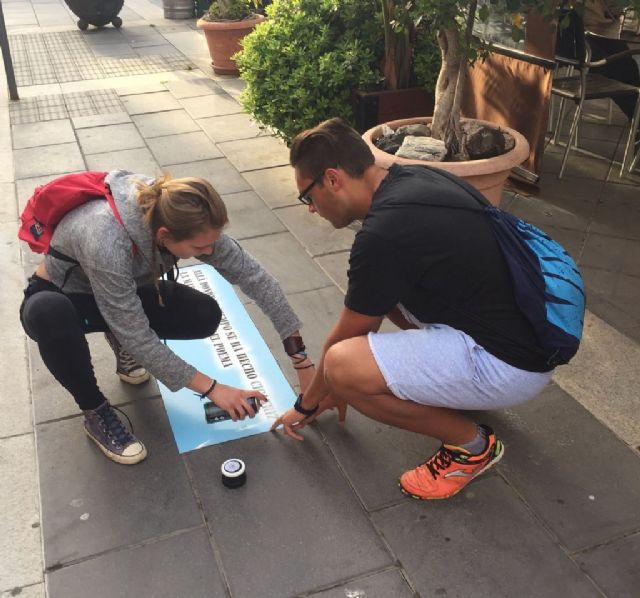 Los alumnos del Alfonso Escámez invaden con literatura el asfalto de las calles de Águilas - 1, Foto 1