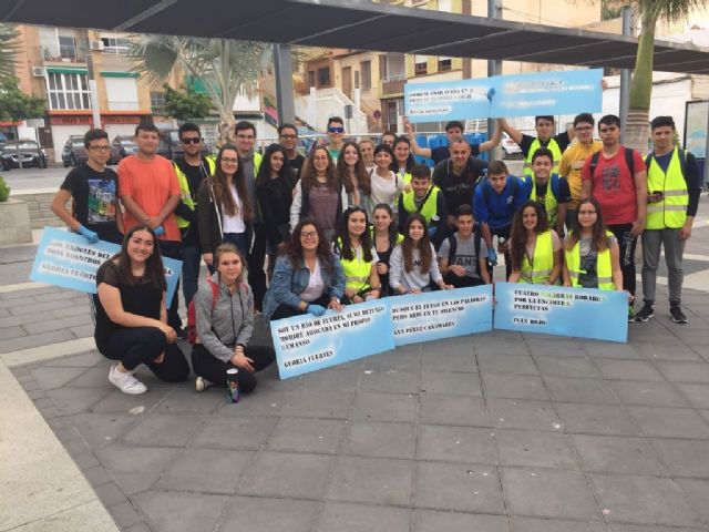 Los alumnos del Alfonso Escámez invaden con literatura el asfalto de las calles de Águilas - 2, Foto 2