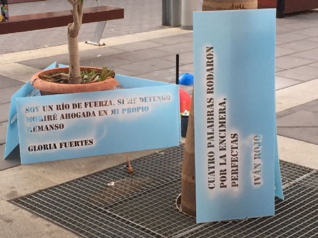 Los alumnos del Alfonso Escámez invaden con literatura el asfalto de las calles de Águilas - 3, Foto 3