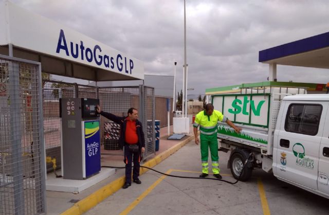 El Ayuntamiento potencia el uso de los coches con gas licuado para el mantenimiento de los parques y jardines de Águilas - 1, Foto 1