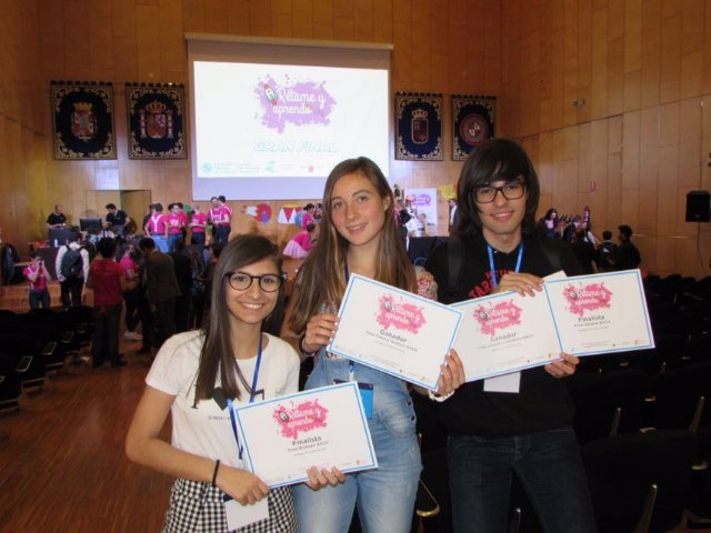 Felicidades a nuestras campeonas de 2º de Bachillerato en Física y Química y Biología, por sus premios en el concurso “Rétame y aprendo”, celebrado en la UPTC. Enhorabuena Alba y María, Foto 2