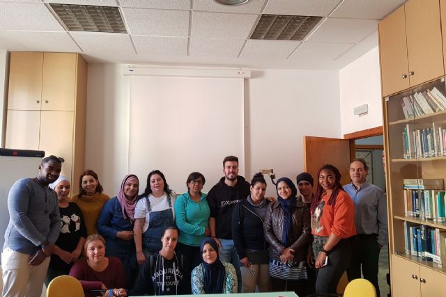 14 alumnos del curso de ayudante de cocina de ALRASO reciben información sobre los recursos de la ADLE en materia de empleo - 1, Foto 1