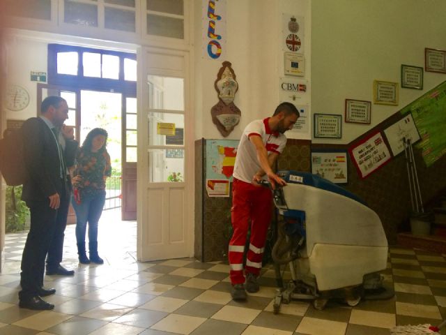288 operarios se encargan de realizar una limpieza en profundidad de todos los colegios del municipio - 1, Foto 1