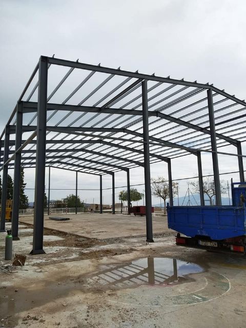 Se levanta la estructura de las obras de cubrimiento de la pista polideportiva del CEIP San José, Foto 3