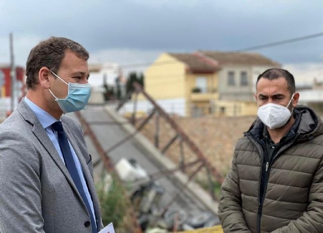 El PP exige al tripartito, que después de 29 días de inacción, retire la hormigonera desplomada del puente de El Raal - 1, Foto 1