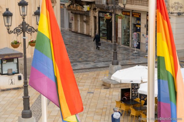 La bandera arco iris ondea en el Palacio Consistorial en el Día Internacional del Orgullo Lésbico - 1, Foto 1