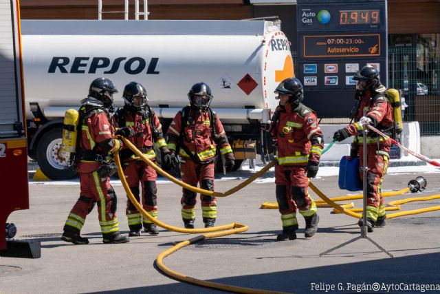 Bomberos y Policía Local de Cartagena participan en un simulacro de incendio en la estación de servicio de Mandarache - 1, Foto 1