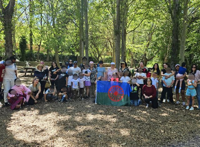 Una excursión familiar a las Fuentes del Marqués para celebrar el Día Internacional del Pueblo Gitano - 3, Foto 3