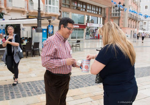 La mesa petitoria del Ayuntamiento recauda más de 900 euros en la Cuestación de Cáritas - 2, Foto 2