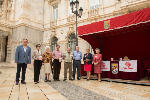 La mesa petitoria del Ayuntamiento recauda más de 900 euros en la Cuestación de Cáritas - 3, Foto 3