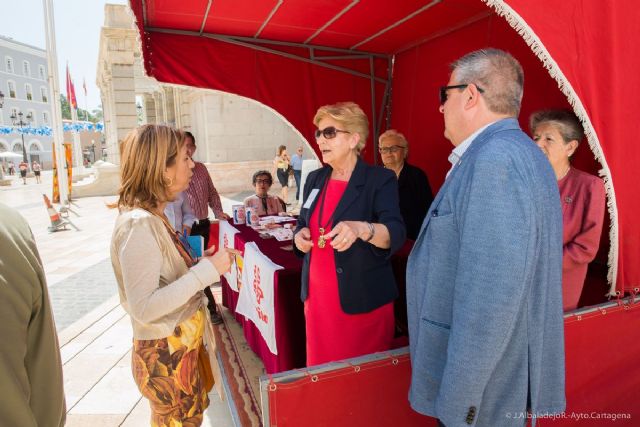 La mesa petitoria del Ayuntamiento recauda más de 900 euros en la Cuestación de Cáritas - 4, Foto 4