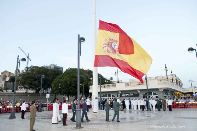 La explanada del puerto se vistio de gala para el arriado solemne de Bandera con motivo del Dia de las Fuerzas Armadas - 1, Foto 1