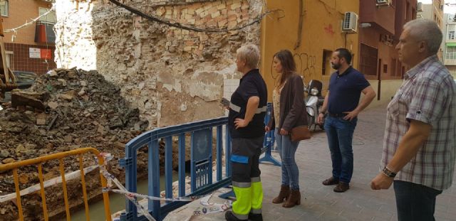 El Ayuntamiento moviliza todos los servicios necesarios para devolver la normalidad a las calles del Barrio del Carmen inundadas por el desbordamiento de una acequia - 1, Foto 1