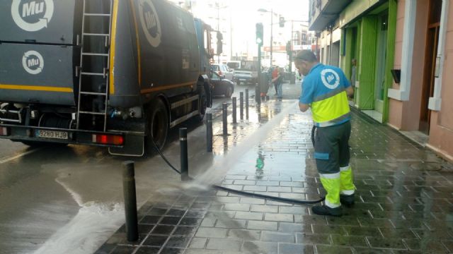 El Ayuntamiento moviliza todos los servicios necesarios para devolver la normalidad a las calles del Barrio del Carmen inundadas por el desbordamiento de una acequia - 4, Foto 4
