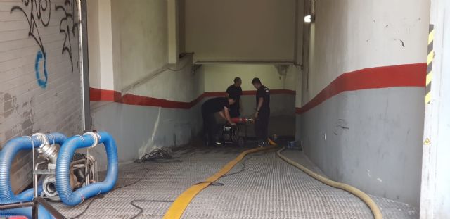 El Ayuntamiento moviliza todos los servicios necesarios para devolver la normalidad a las calles del Barrio del Carmen inundadas por el desbordamiento de una acequia - 5, Foto 5