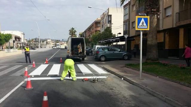 El Ayuntamiento refuerza la seguridad vial en la Avenida Salvador Allende con señales luminosas y “ojos de gato” en pasos de peatones - 1, Foto 1