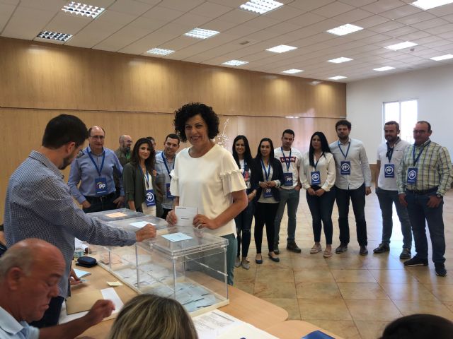 La alcaldesa y candidata a la reelección del PP de Puerto Lumbreras ejerce su derecho al voto - 1, Foto 1