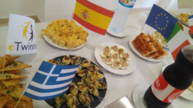 Alumnos y profesores elaboraron platos típicos de los países inmersos en el proyecto eTwinning - 1, Foto 1