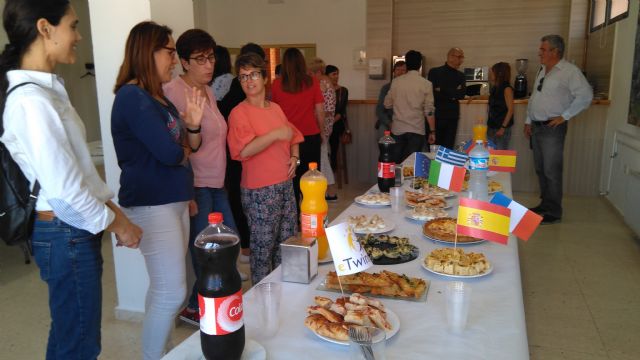 Alumnos y profesores elaboraron platos típicos de los países inmersos en el proyecto eTwinning - 5, Foto 5