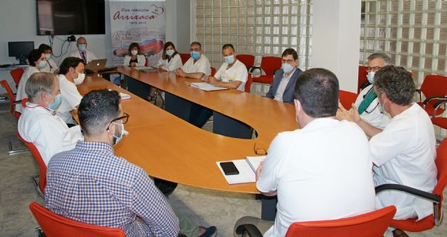El consejero de Salud participa en la reunión diaria de seguimiento de COVID-19 en el hospital Virgen de la Arrixaca - 1, Foto 1