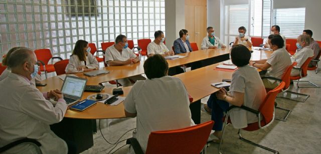 El consejero de Salud participa en la reunión diaria de seguimiento de COVID-19 en el hospital Virgen de la Arrixaca - 2, Foto 2