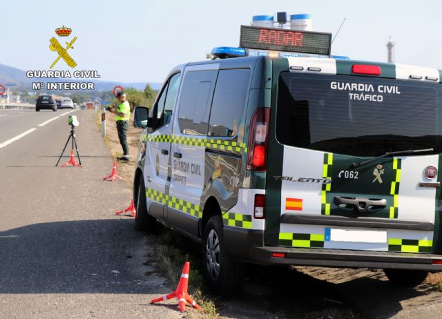 La Guardia Civil sorprende a un turismo deportivo circulando a 253 km/h en un tramo de autovía - 2, Foto 2