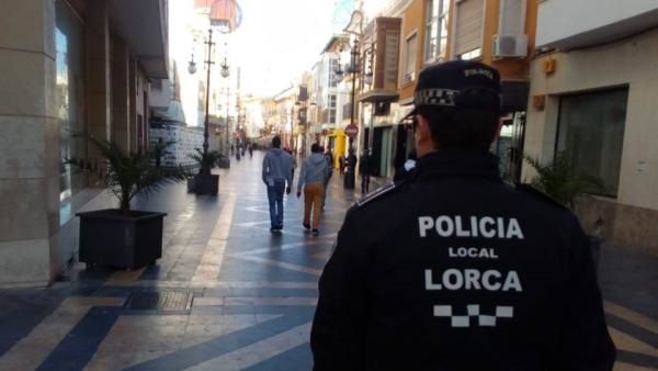 La Policía Local de Lorca detiene a dos personas por incumplimiento de una orden de alejamiento y por un supuesto robo con violencia - 1, Foto 1