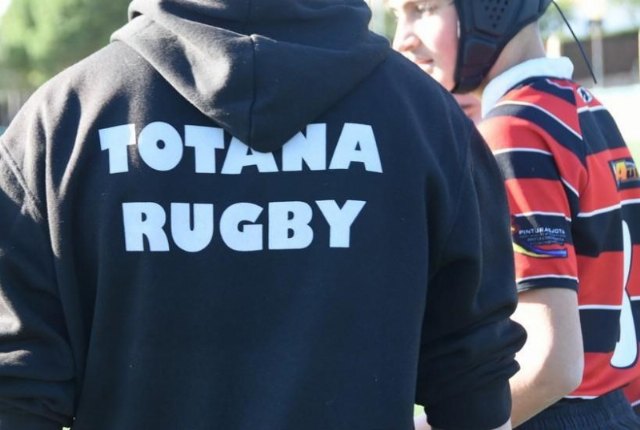    [El Ayuntamiento y el Club de Rugby Totana suscriben un convenio para el uso del campo de csped natural del Polideportivo Municipal, Foto 2