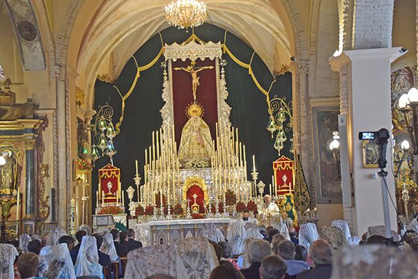 Solemne Función Principal de Instituto, y paseo de mantillas de la Hermandad de la Vera-cruz de Alcalá del Río - 1, Foto 1