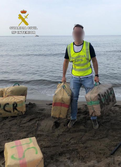 Intervenido un alijo de casi cinco toneladas de hachís en una cala de Lorca - 1, Foto 1