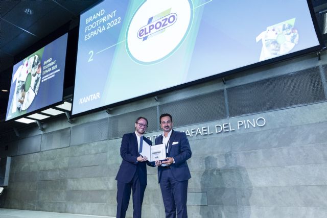 Rafael Fuertes, director general de ElPozo Alimentación recibe el reconocimiento de la marca ELPOZO de manos de Jorge D.Folch, director Kantar Worldpanel España., Foto 2