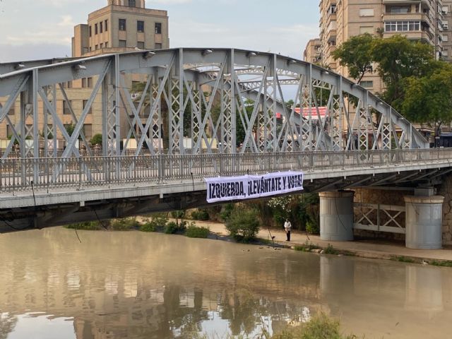 Murcia amanece con una pancarta en el Puente de Hierro para movilizar el voto de la izquierda en la Región el próximo 28 de mayo, Foto 3
