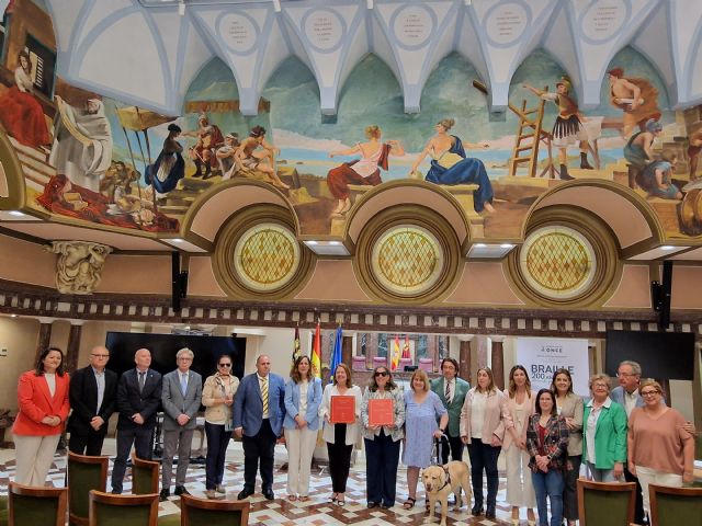 El Estatuto de Autonomía de la Región de Murcia ya se encuentra disponible en braille - 4, Foto 4