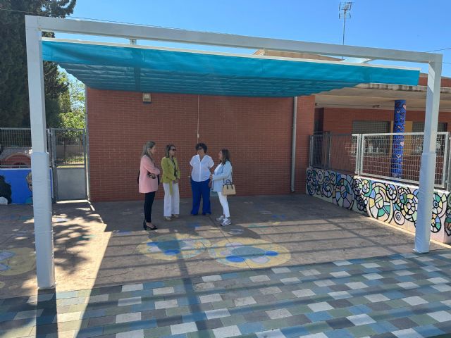 Más de 230 alumnos del CPEI Bas Profesor Enrique Tierno de Lobosillo ya disfrutan de un nuevo toldo en el patio del centro educativo - 1, Foto 1