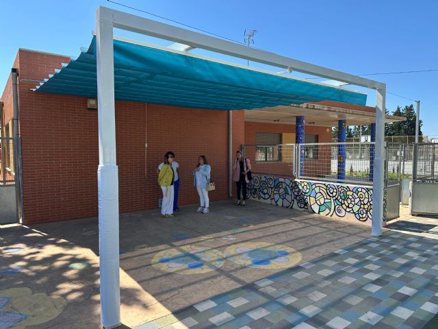 Más de 230 alumnos del CPEI Bas Profesor Enrique Tierno de Lobosillo ya disfrutan de un nuevo toldo en el patio del centro educativo - 2, Foto 2