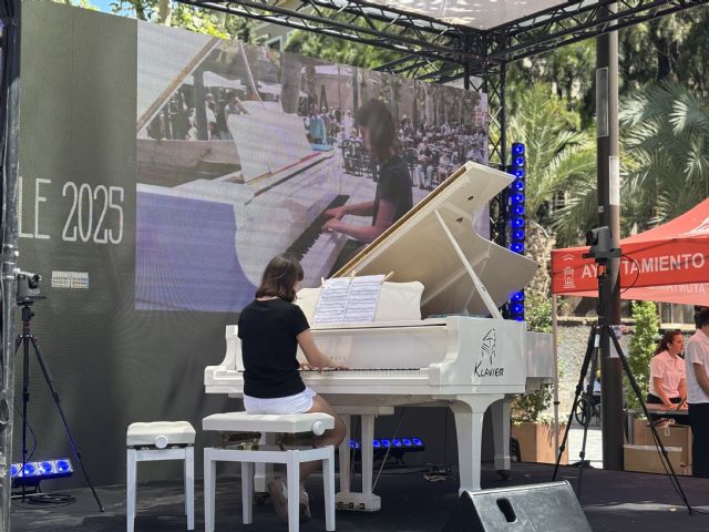 Cerca de 300 murcianos protagonizan una jornada llena de música y talento emergente en las plazas de Murcia con su participación en la edición de ´Pianos en la Calle´ - 1, Foto 1