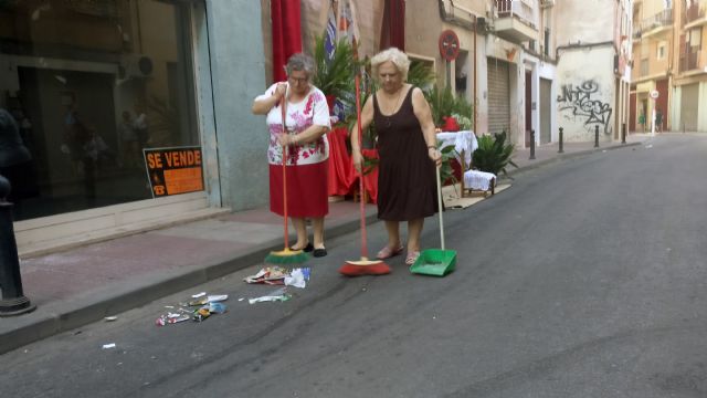 Vecinos de San Antolín barren las calles para la procesión del Corpus ante la desidia de la pedánea que no avisó a los servicios de limpieza - 1, Foto 1