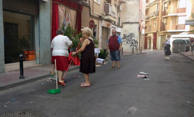 Vecinos de San Antolín barren las calles para la procesión del Corpus ante la desidia de la pedánea que no avisó a los servicios de limpieza - 2, Foto 2
