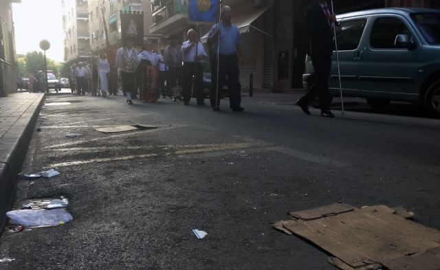 Vecinos de San Antolín barren las calles para la procesión del Corpus ante la desidia de la pedánea que no avisó a los servicios de limpieza - 3, Foto 3