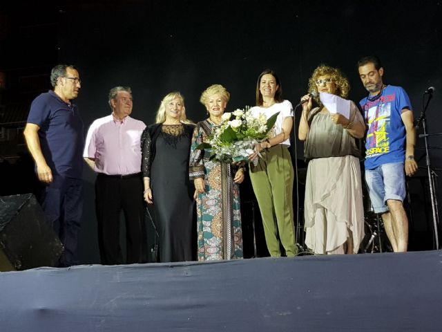 Beatriz García recibe el reconocimiento de Vecina del Año otorgado por las Juntas Municipales de Las Yucas y Las Lomas - 1, Foto 1